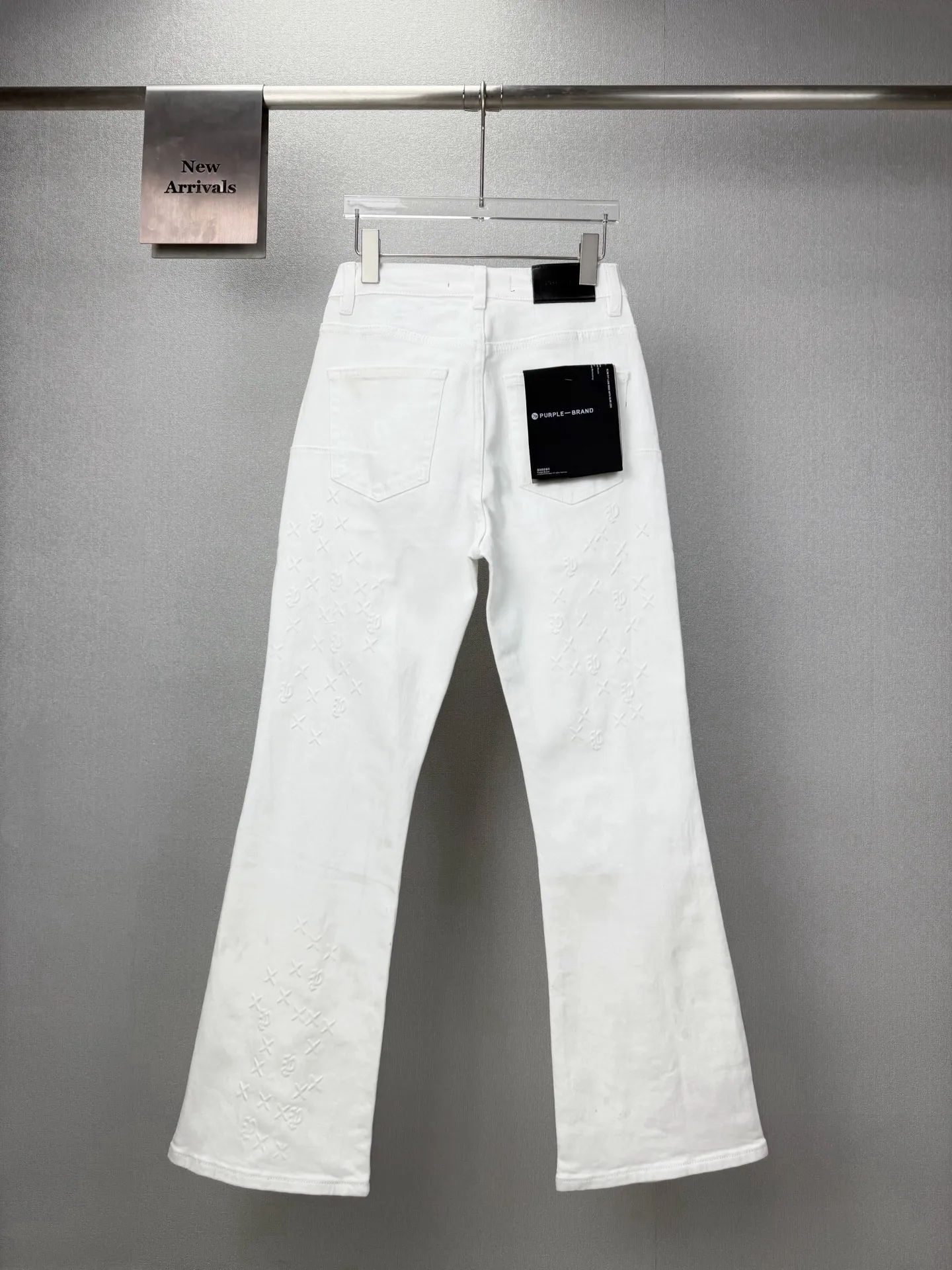 PURPLE BRAND 2026New Arrival Pure White Embossed Couple Style Washed Loose Bootcut Jeans High Version High Version Top Ceiling Quality Styles with different washed textures are very friendly to people with thin legs and thick legs. The loose bootcut style is very flattering to the leg shape. Moderate length that never goes out of style, easy to match with casual, basic styling for various styles, a must-have in the wardrobe! The fabric is stiff but also makes the upper body soft without losing texture. The washing process is even more perfect. It is a must-have item for everyone! ! ! Washed wheat, hang tag, pants label, three labels complete Color: Black, White Size: 28, 30, 32, 34, 36 (five sizes)
